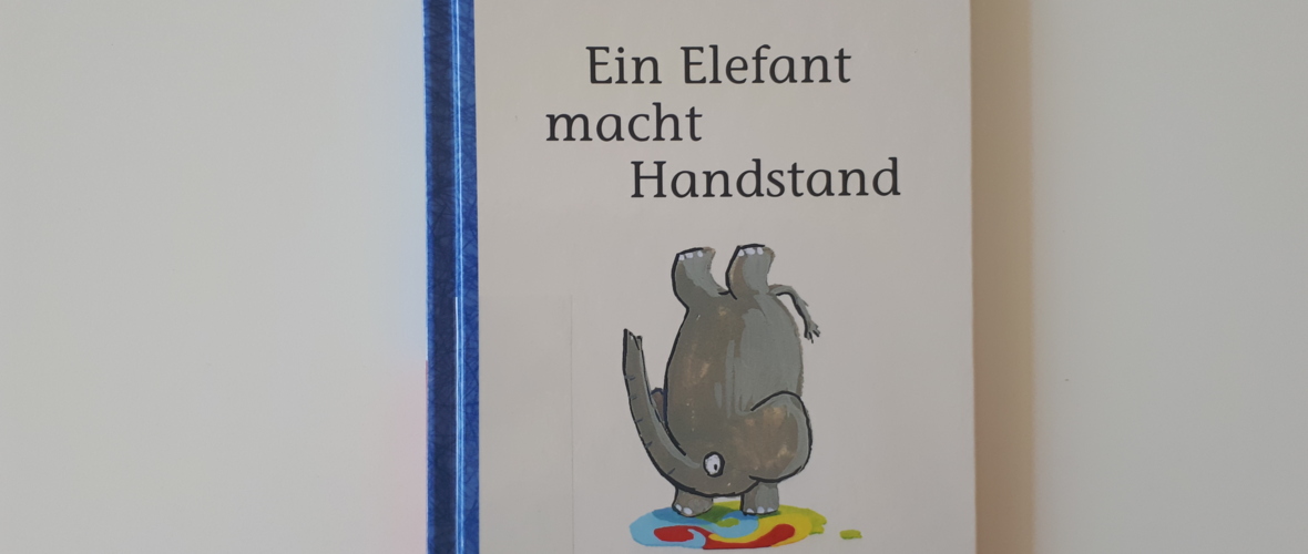 Ein Elefant macht Handstand
