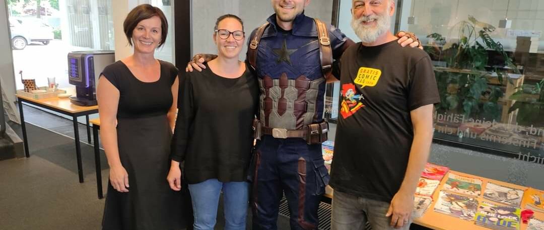 Captain America als Mitarbeiter der Bibliothek Captain America als Mitarbeiter der Bibliothek