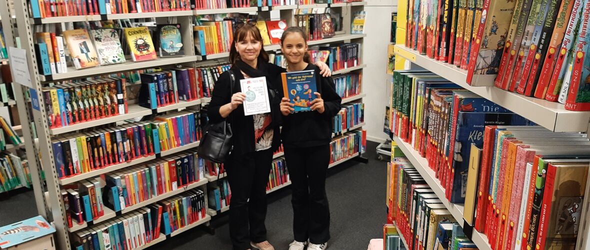 Lehrerin Claudia Grabher mit Schülerin für die 4c VS Rheindorf Lehrerin Claudia Grabher mit Schülerin für die 4c VS Rheindorf