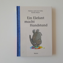 Ein Elefant macht Handstand