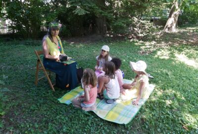 4 Kräuterfee Dagmar beim Vorlesen mit Pfiffikus 4 Kräuterfee Dagmar beim Vorlesen mit Pfiffikus
