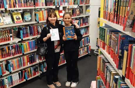 Lehrerin Claudia Grabher mit Schülerin für die 4c VS Rheindorf Lehrerin Claudia Grabher mit Schülerin für die 4c VS Rheindorf