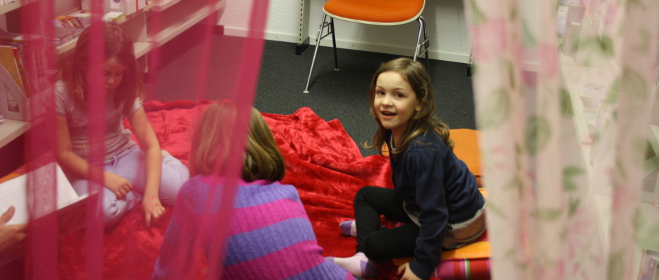 Lesepatin Eva Winter im Vorlesezimmer Lesepatin Eva Winter im Vorlesezimmer