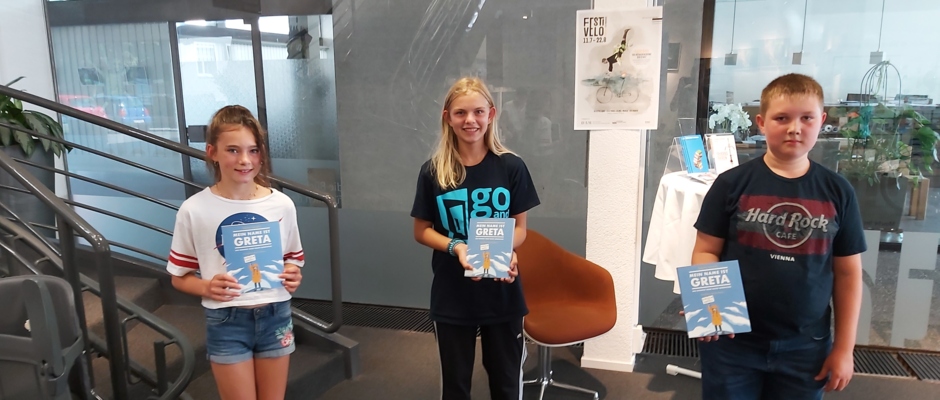 Die Gewinnerinnen Kathrin Peintner und Aurelia Grill bzw. der Gewinner Alge Noah freuten sich über das Buch Mein Name ist Greta (2) Die Gewinnerinnen Kathrin Peintner und Aurelia Grill bzw. der Gewinner Alge Noah freuten sich über das Buch Mein Name ist Greta (2)