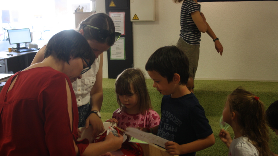 Blumengruppe Abschluss-Bibliotheksbesuch (8)