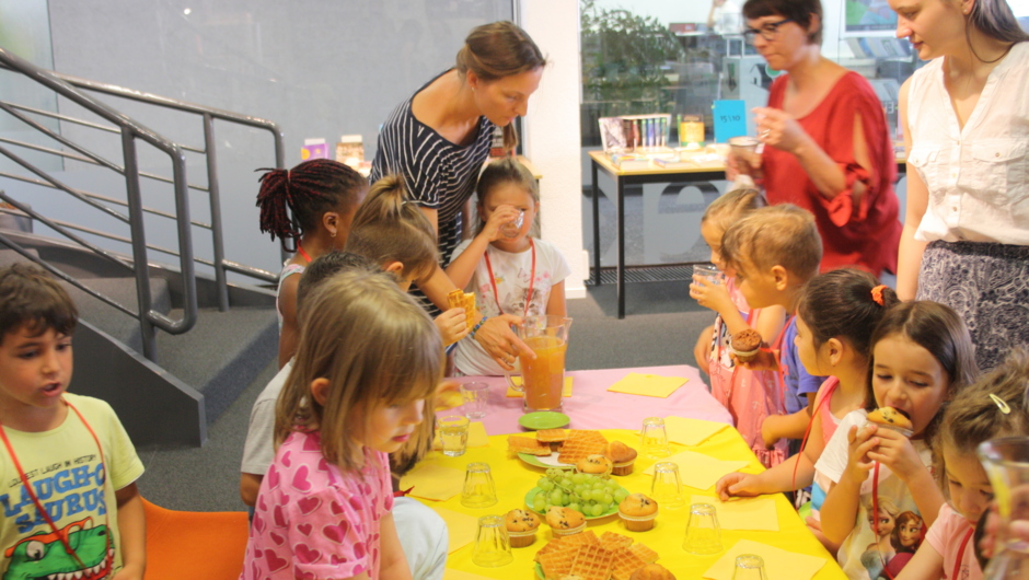 Blumengruppe Abschluss-Bibliotheksbesuch (40)