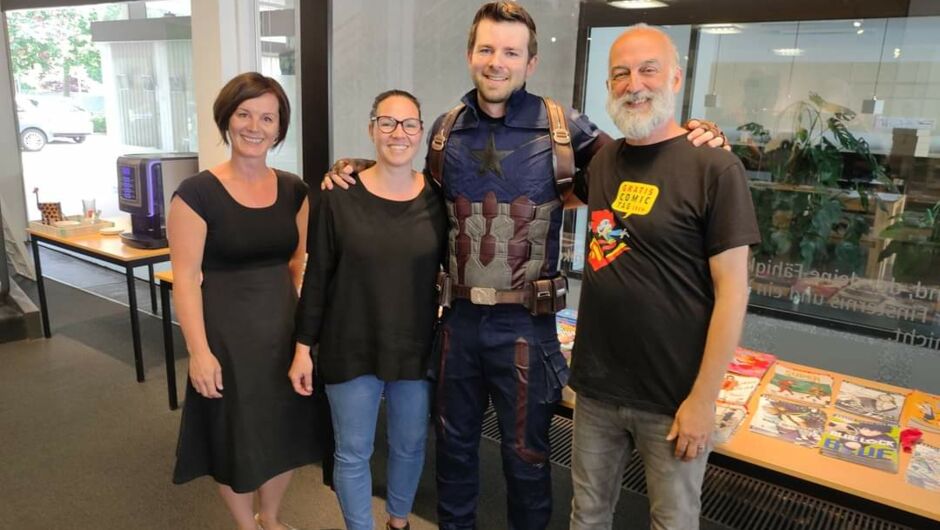 Captain America als Mitarbeiter der Bibliothek Captain America als Mitarbeiter der Bibliothek