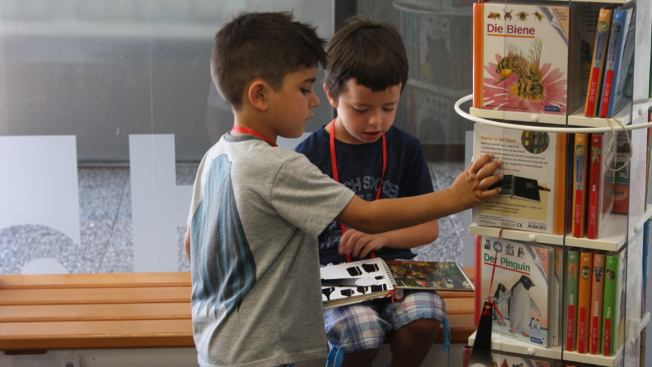 Blumengruppe Abschluss-Bibliotheksbesuch (44)