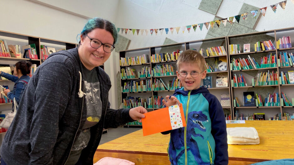 Sommerlesen_Gewinnübergabe_Elias Sommerlesen_Gewinnübergabe_Elias